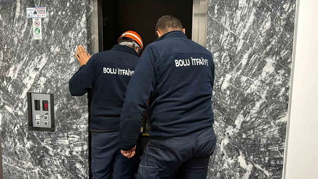 Asansörde mahsur kalan çifti itfaiye kurtardı