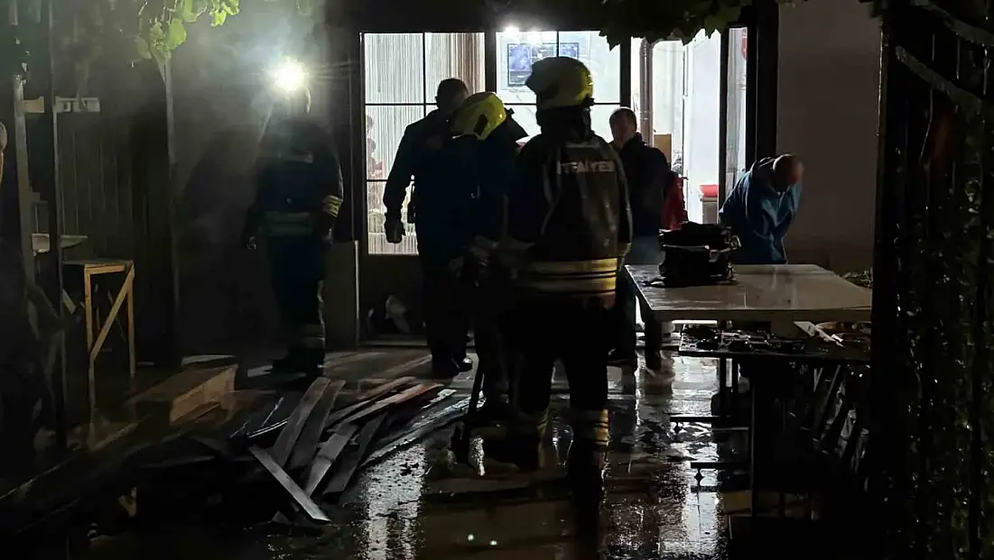 İkiz villanın bahçesinde çıkan yangın korkuttu