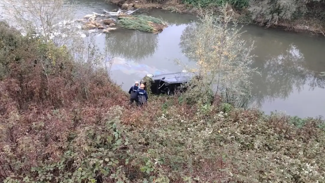 Bolu'da virajı alamayan otomobil dereye uçtu