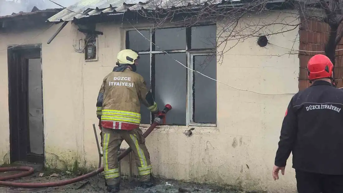 Düzce'de tek katlı ev yandı