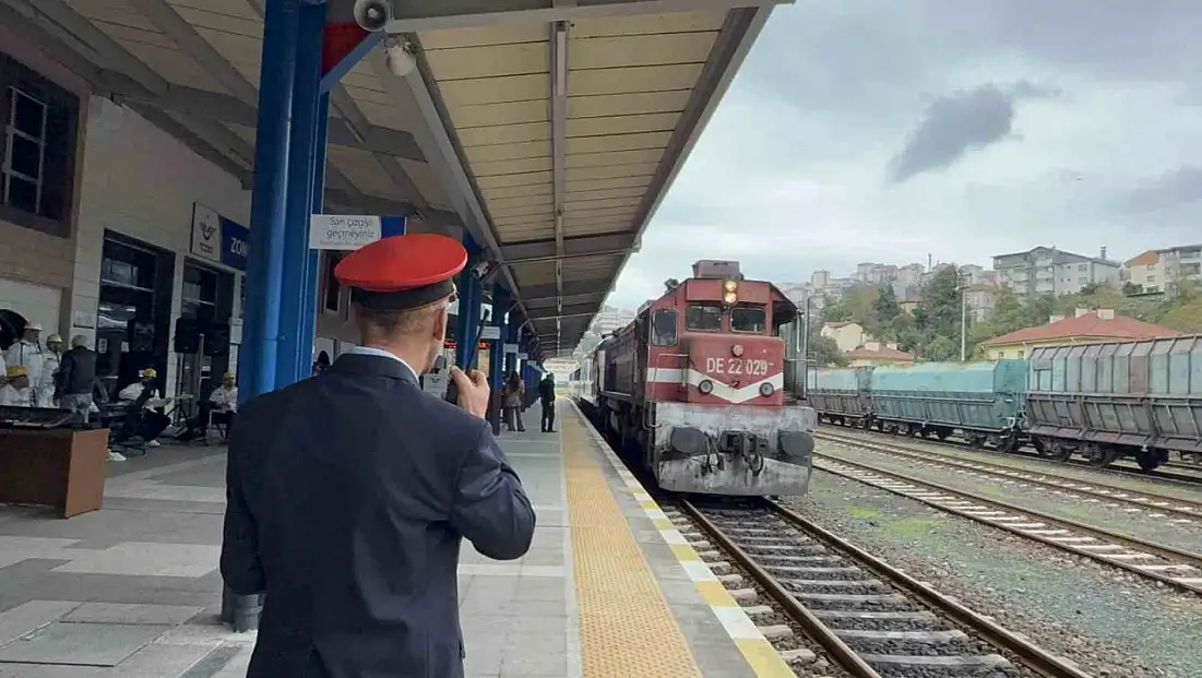 Turistik Karaelmas Ekspresi 120 yolcusuyla Zonguldak'a ulaştı