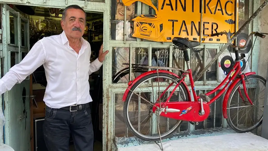 'Antikacı Taner' unutulmaya yüz tutmuş antika plak ve gramofonları yaşatıyor