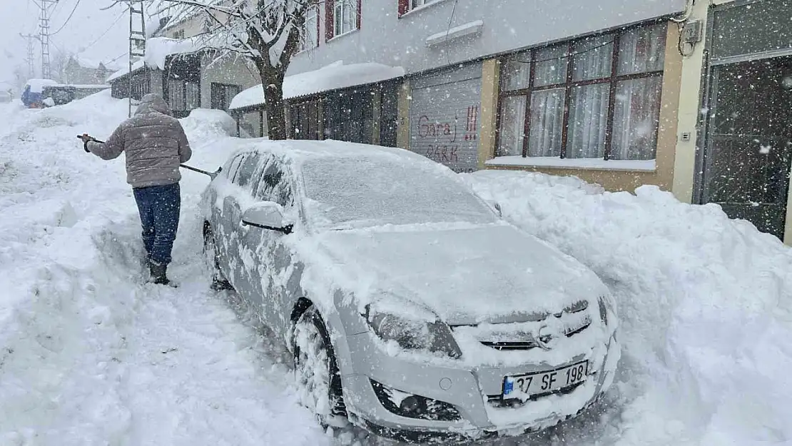 180 santimetrelik karın altında kalan araçlarını güçlükle çıkarttılar