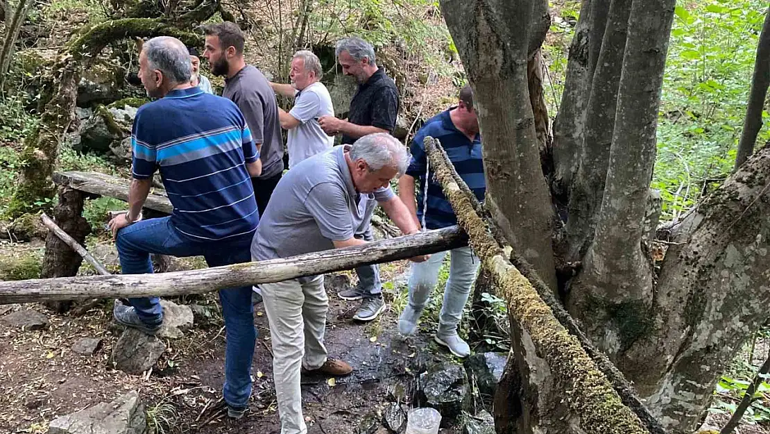 Deprem sonra akmaya başlayan kaynak suyunu köylüler koruyor