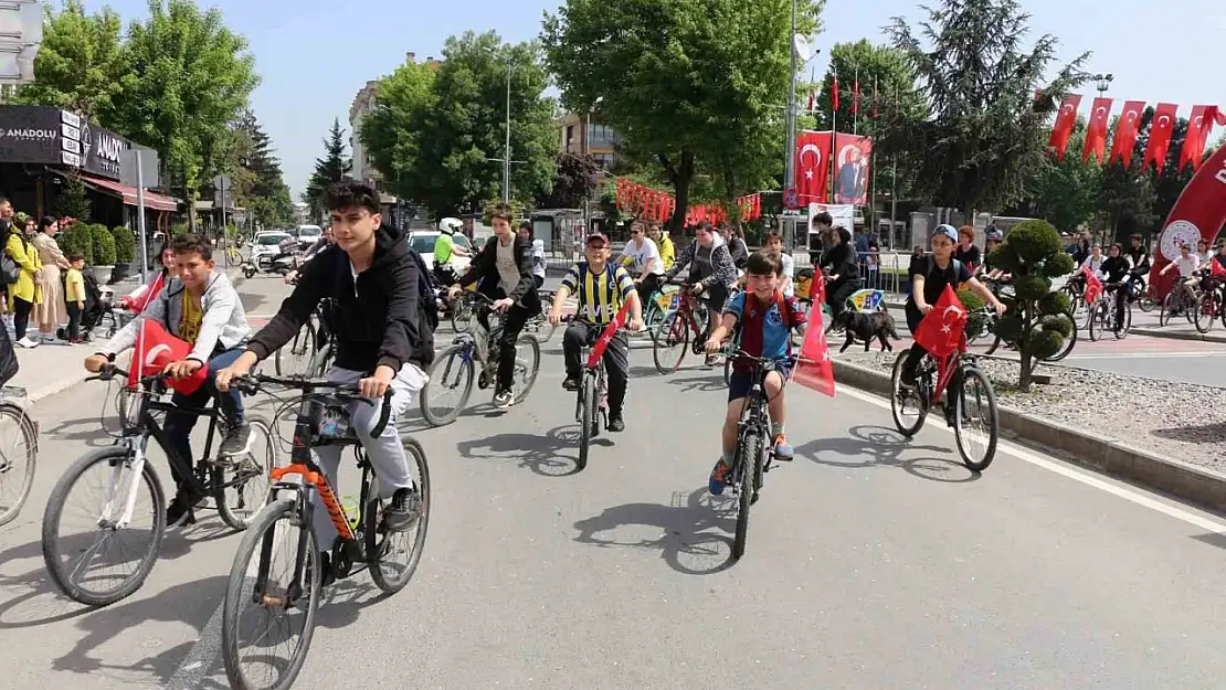 230 genç 8 kilometre pedal çevirdi