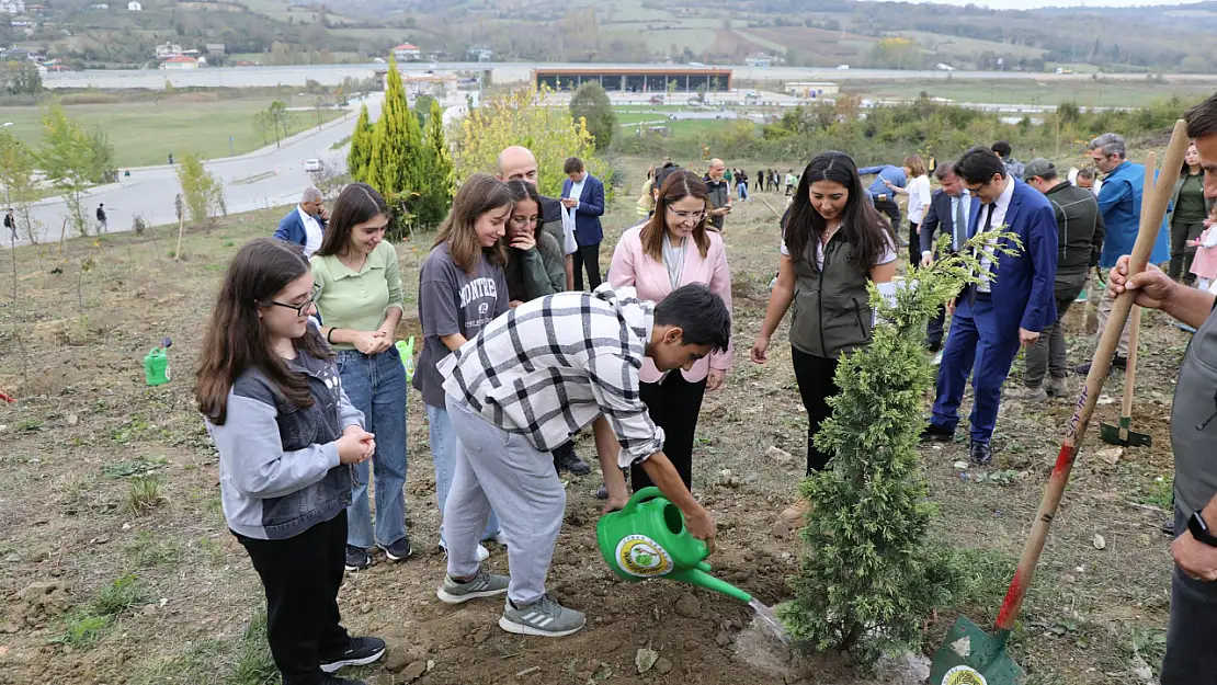 300 fidan toprakla buluşturuldu