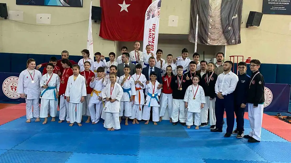 35 sporcu şampiyon olmak için tatamiye çıktı