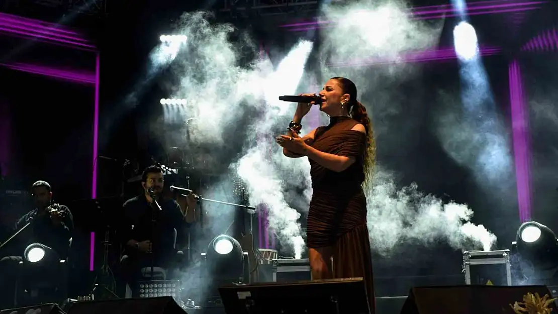Sarımsak Festivali'nde Merve Özbey ve Hasan Yılmaz rüzgarı esti