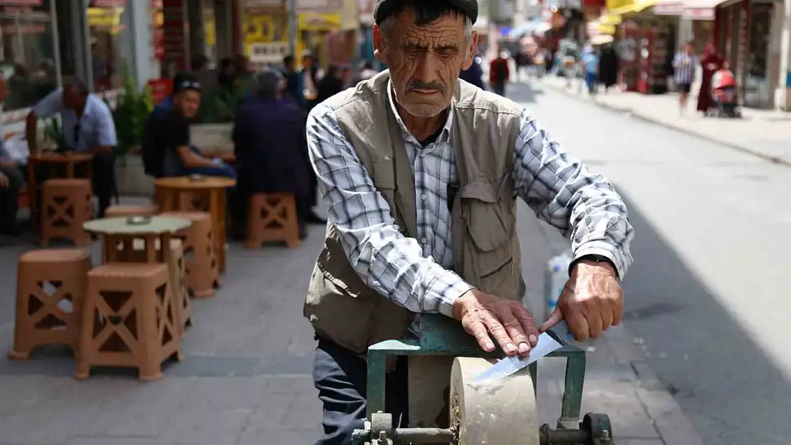 35 yıldır tezgahı ile sokak sokak gezip, bıçak bileyerek ekmek parasını kazanıyor