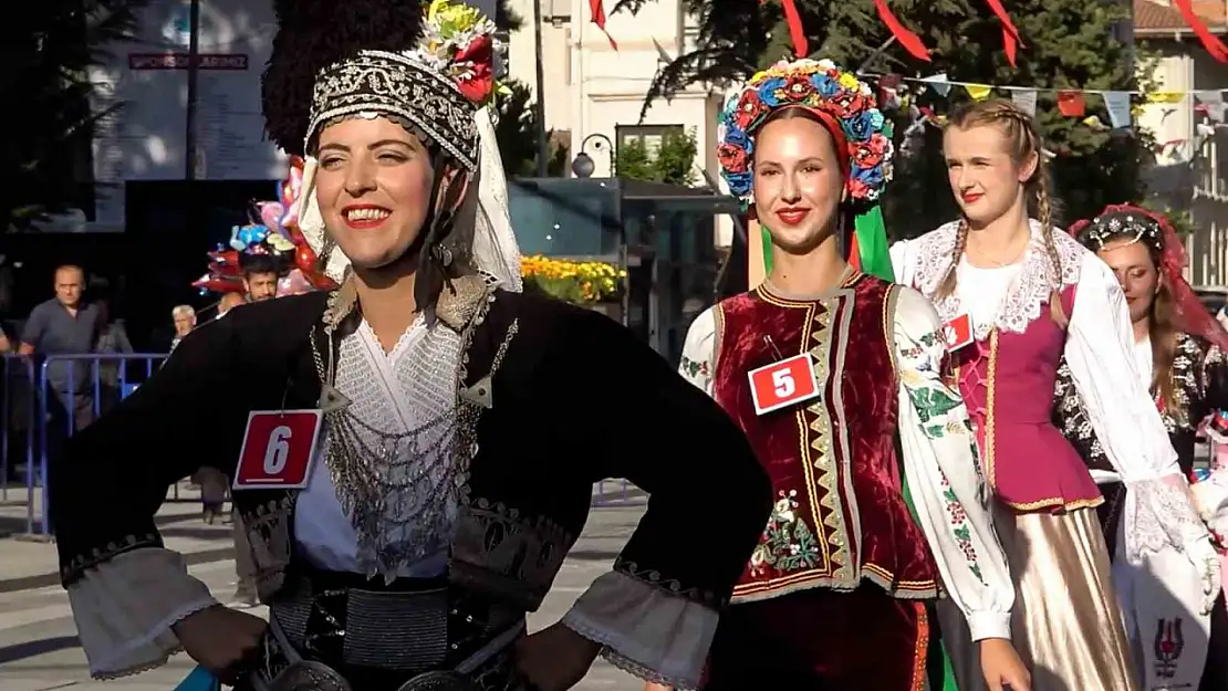 6 farklı ülkeden gelen genç kadınlar sarımsak festivalinin en güzeli seçilebilmek için yarıştı