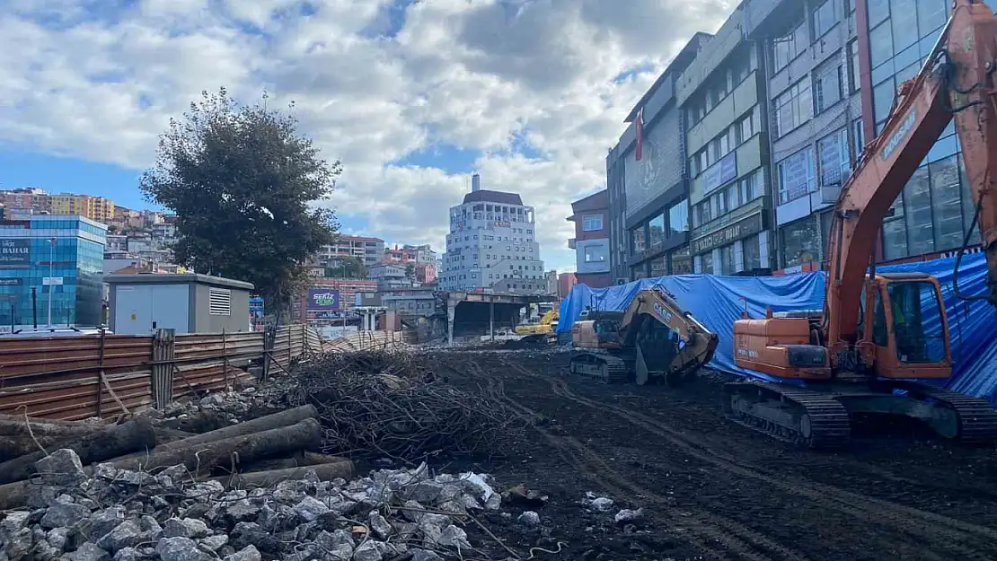 67 yıllık köprüde yıkım çalışması sürüyor