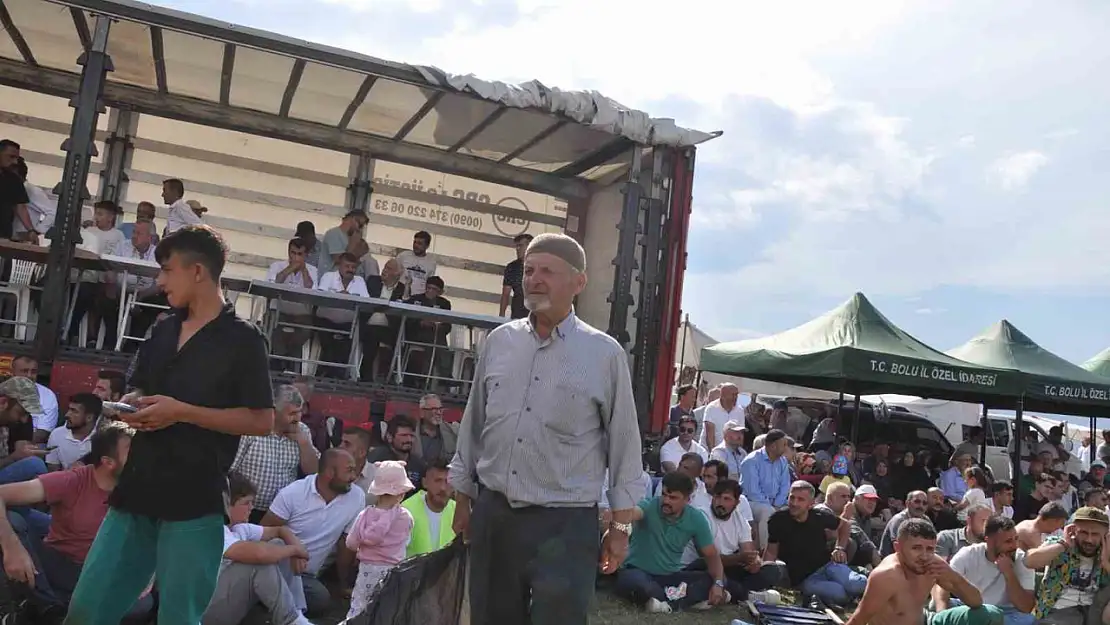 70 yaşındaki duyarlı dede bayramda çöpleri topluyor