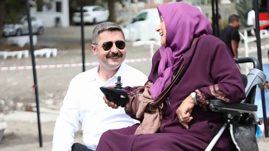 76 yaşındaki bedensel engelli kadın, ömründe ilk kez denizi gördü