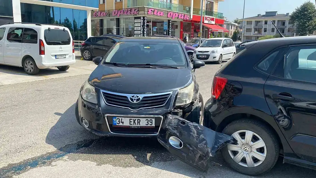 88 yaşındaki sürücü otomobiliyle hastanenin duvarına çarptı