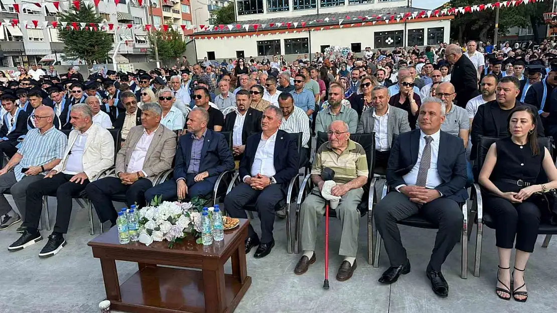 93 yaşındaki Mehmet Tutar, okulunun kep törenine katıldı