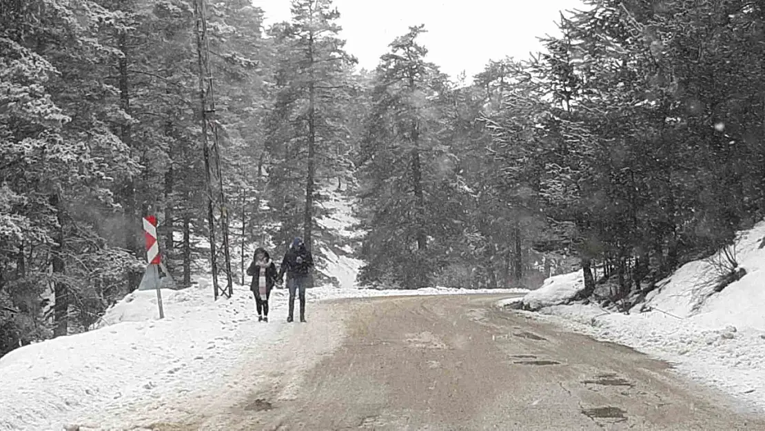 Abant Gölü Milli Parkı'nda kar yağışı başladı