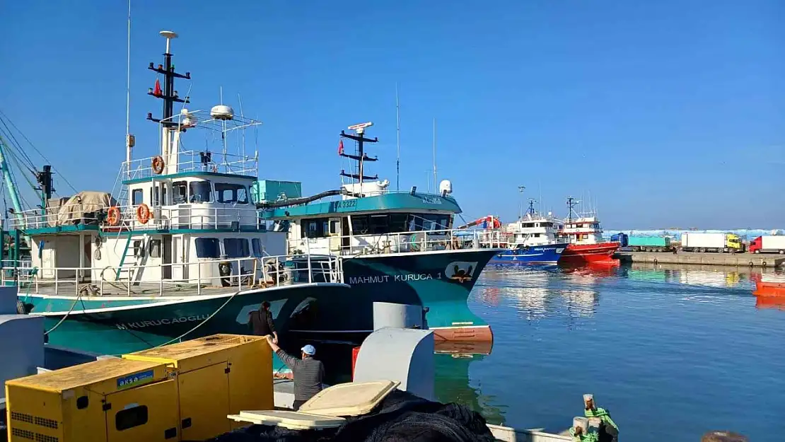 Akçakoca'ya gelen gırgır tekneleri ekonomiye can suyu oluyor