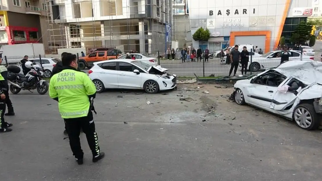 Alanya'da bariyerleri kıran otomobil iki araca çarptı: 2 ölü, 4 yaralı