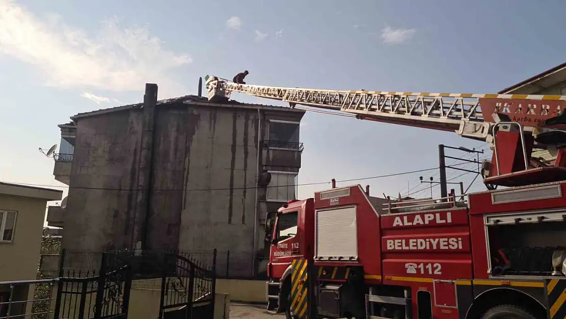 Fırın bacası yandı, dumanı görenler panik yaşadı