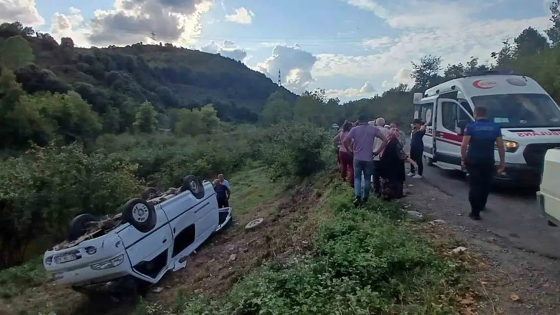 Alaplı'da hafif ticari araç takla attı 2 yaralı