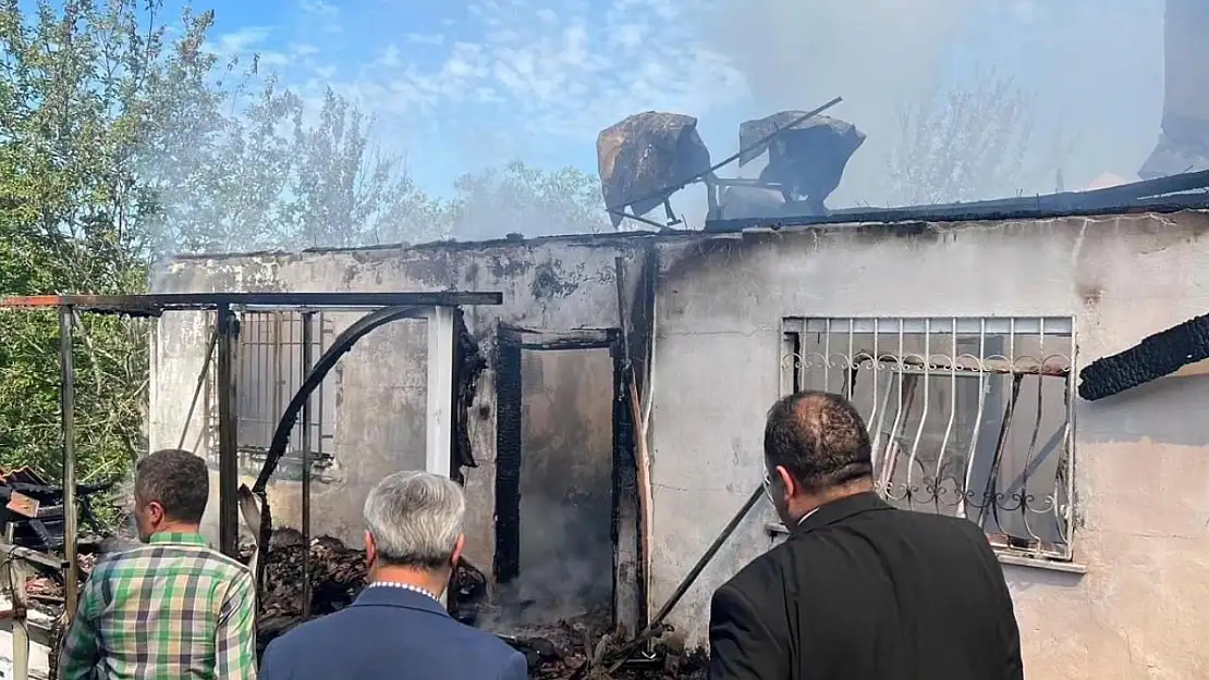 Alevlere teslim olan ev kullanılmaz hale geldi