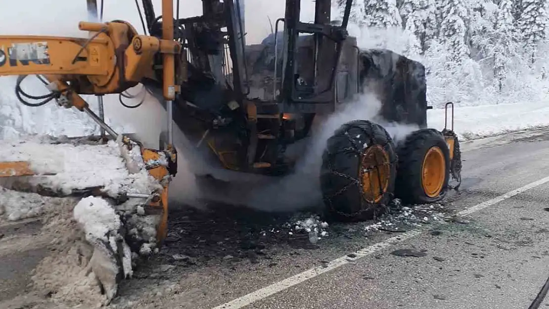 Alevlere teslim olan greyder kullanılmaz hale geldi