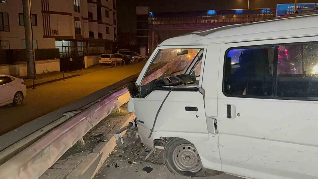 Alkollü ve ehliyetsiz sürücünün kullandığı araç kontrolden çıkıp karşı şeride geçti