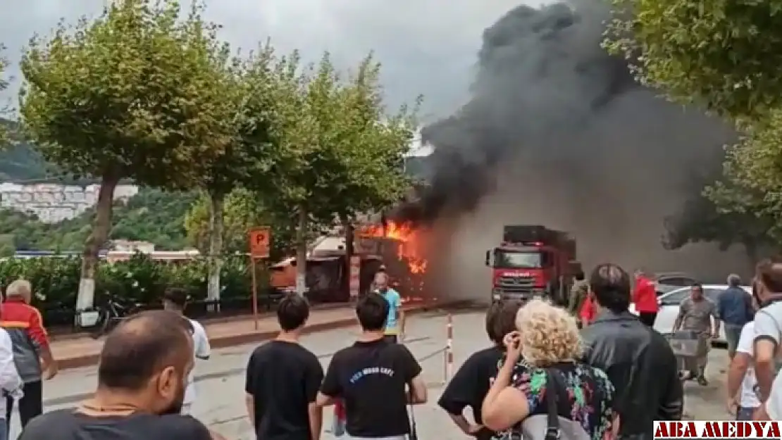 Amasra'da yangın 2 kafe 3 büfe küle döndü