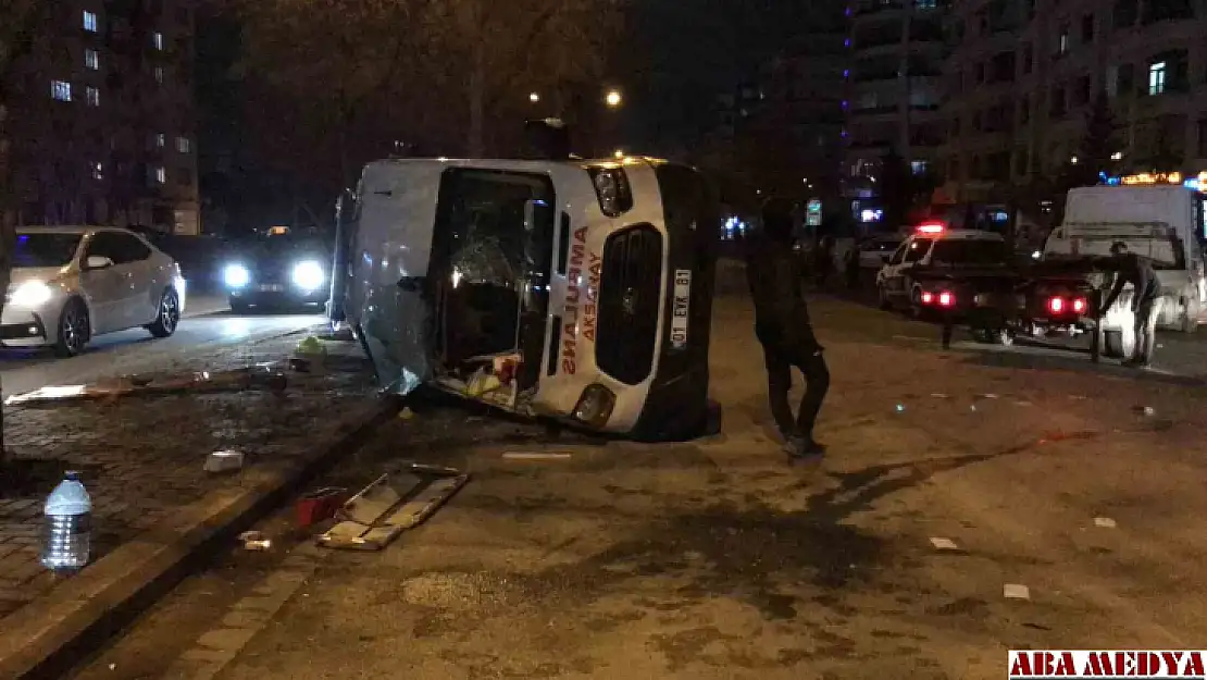 Ambulans ile otomobil çarpıştı: 3'ü sağlık görevlisi 4 yaralı