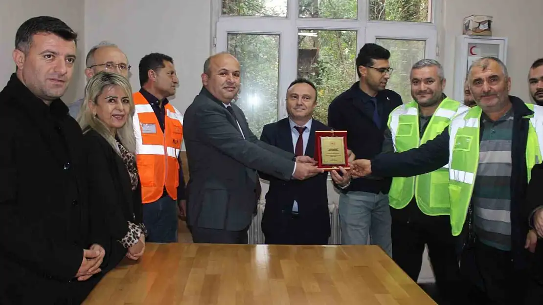 Ambulansa yol veren trenin makinisti plaketle ödüllendirildi