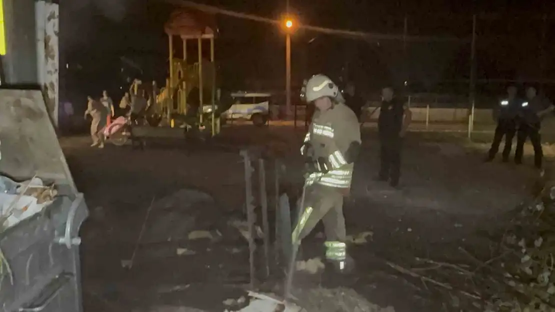 Anız yangını 20 bin nüfuslu mahallenin elektriğini kesti