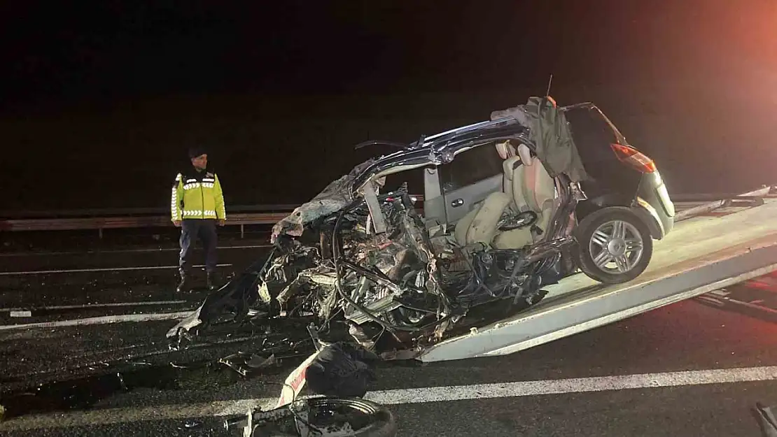 Ankara'da feci kaza... 2 otomobil kafa kafaya çarpıştı: 4 ölü, 1 yaralı