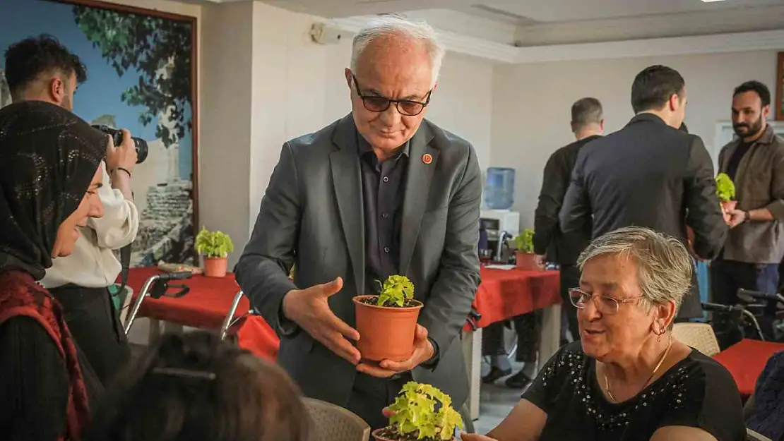 Anneler Günü'nde huzurevi sakinlerine sürpriz ziyaret