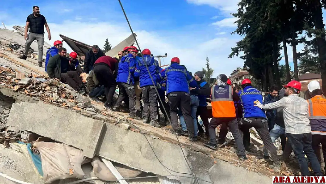 Antakya'da 35 saat sonra 2 kişi enkazdan sağ olarak çıkarıldı