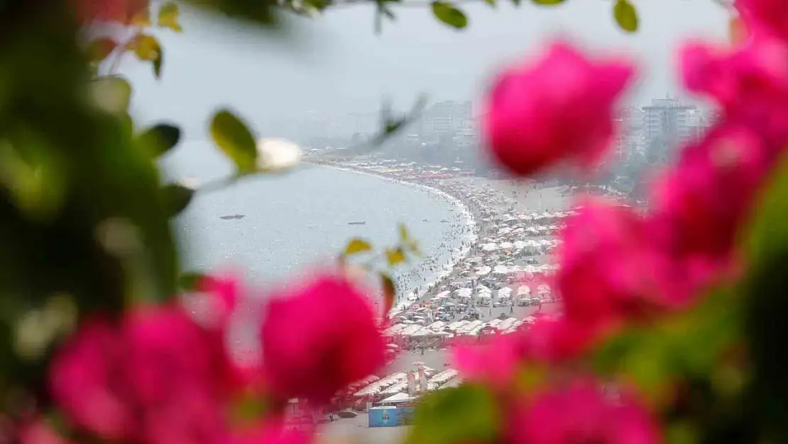 Antalya'da sıcaktan bunalanlar sahile akın etti
