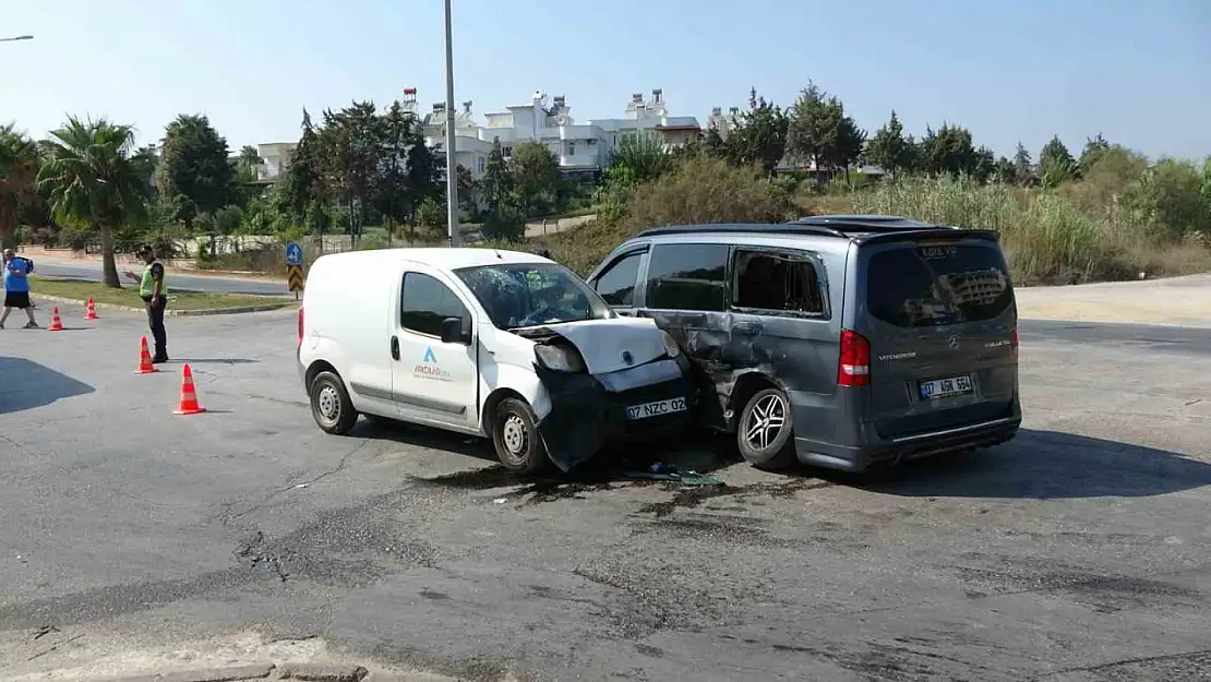 Antalya'da tur minibüsü ile hafif ticari araç çarpıştı: 3 yaralı