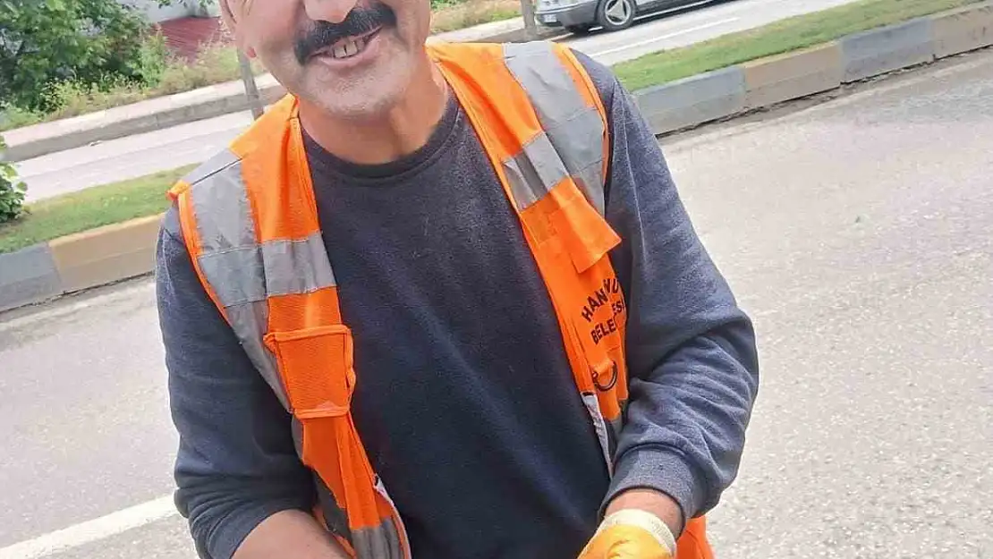 Araç motoruna sıkışan yavru kedileri itfaiye ekipleri kurtardı