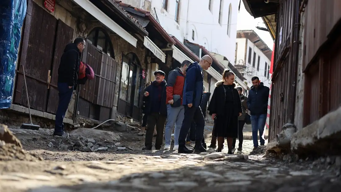 Arnavut kaldırımlar gün yüzüne çıkmaya başladı