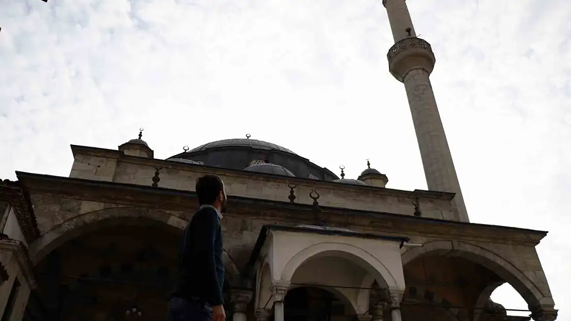 Asırlara meydan okuyan cami hem minaresinin eğikliği hem de fevkani tarzıyla dikkat çekiyor