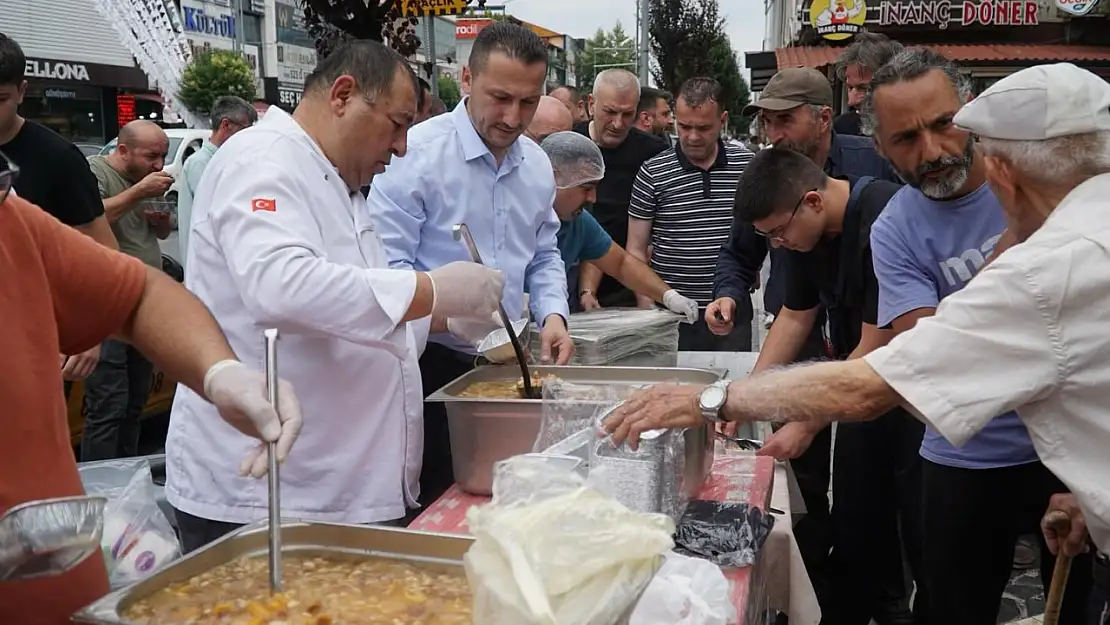 Aşure dağıtımıyla gönüller ısındı