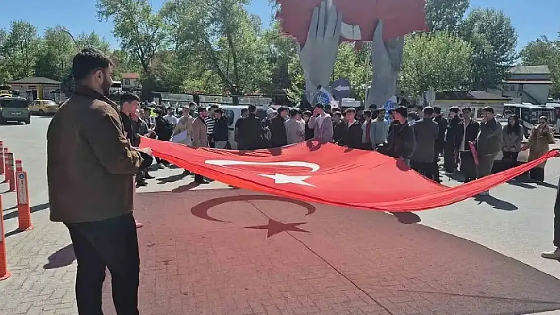 Ay ve yıldızın gölgesinde Türklük yürüyüşü