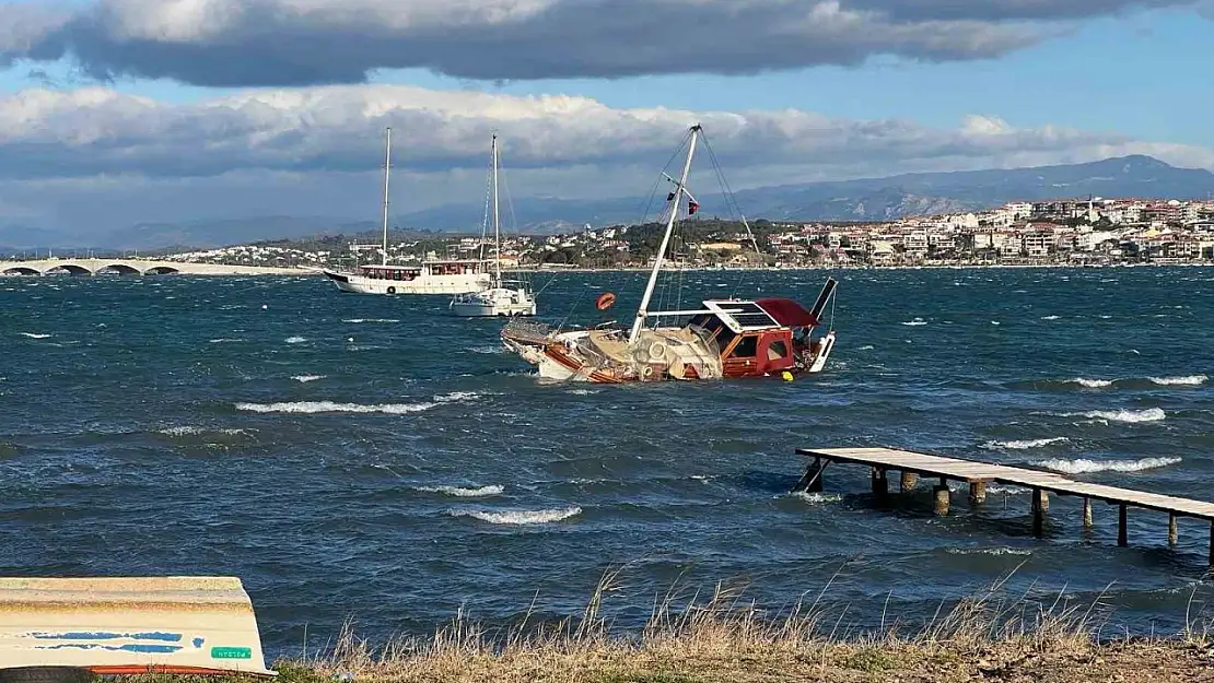 Ayvalık'ta fırtına tekneleri batırdı