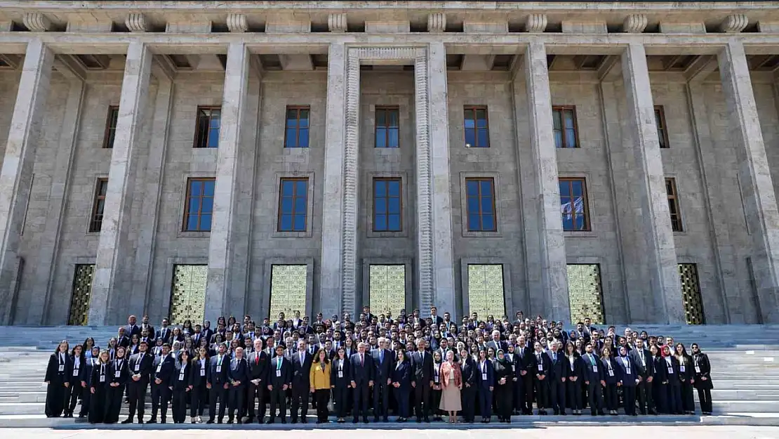 Bakan Bak, temsilci gençlerle meclisi ziyaret etti
