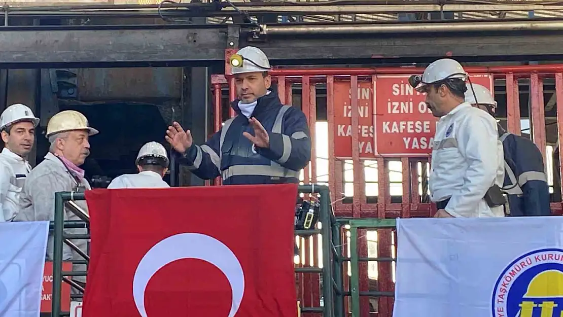 Bakan Bayraktar, yerin 170 metre altında maden işçileriyle yemek yedi