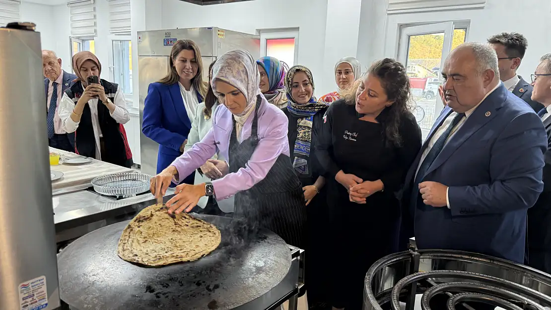 Bakan Göktaş gözleme pişirdi