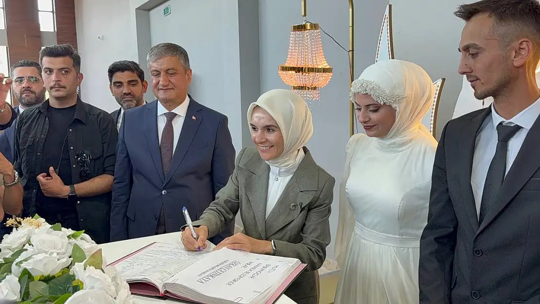 Bakan Göktaş, Karabük'te gençlerin nikah şahidi oldu