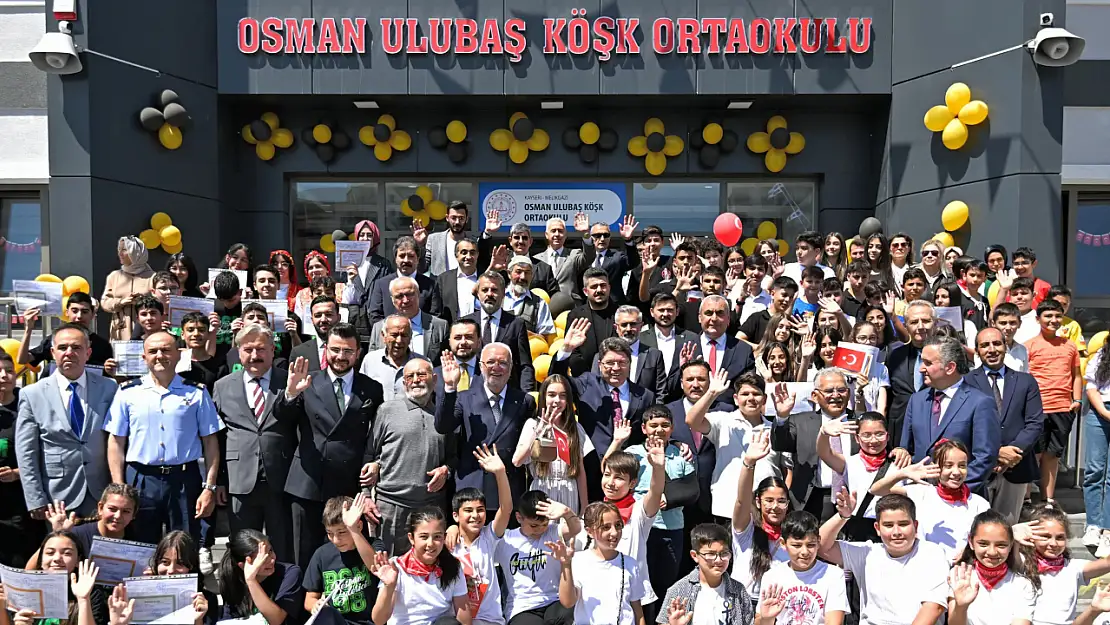 Bakan Tunç, Kayseri'de öğrencilere karne dağıttı