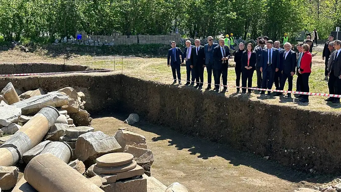 Bakan Yardımcısı kazı alanında incelemelerde bulundu