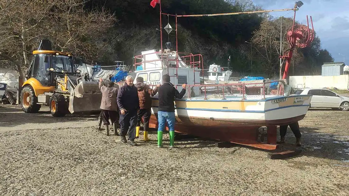 Balıkçıların fırtına nöbeti: Çözümü tekneleri karaya çekmekte buldular