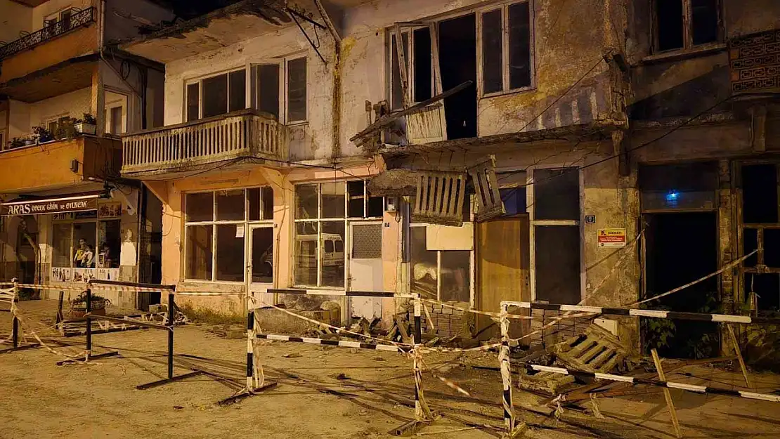 Balkon park halindeki aracın üzerine düştü